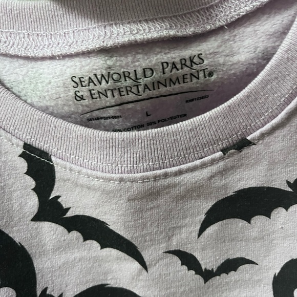 SeaWorld Parks Bat Print T-Shirt - Picture 3 of 3
